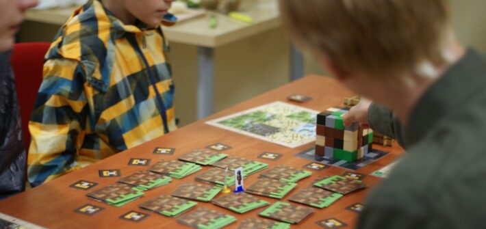 Chłopcy grający w Minecraft Builders&Biomes